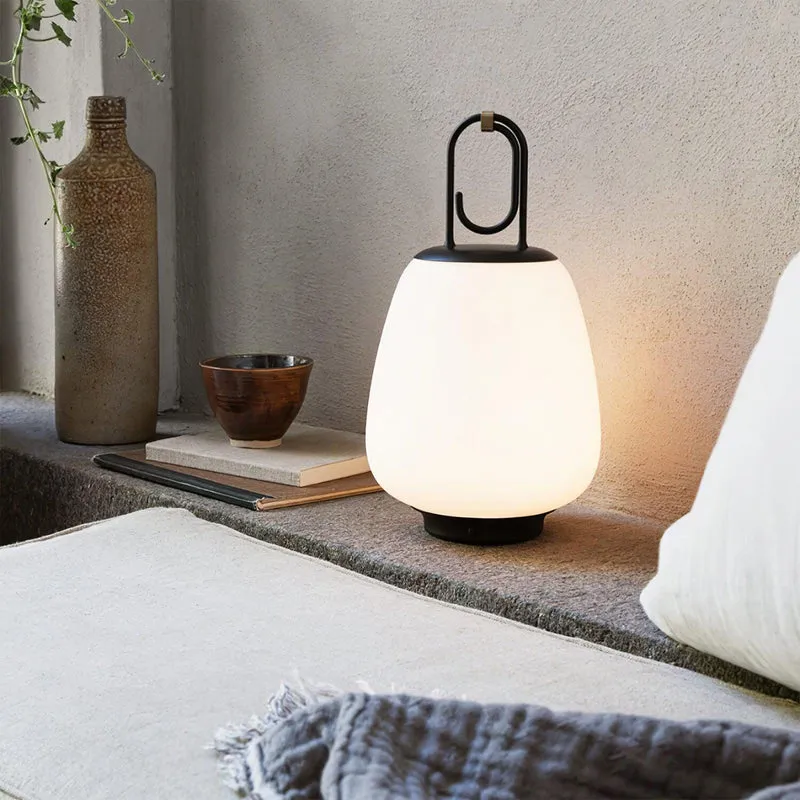 Bærbar Bordlampe med USB-opladning og Elegant Design