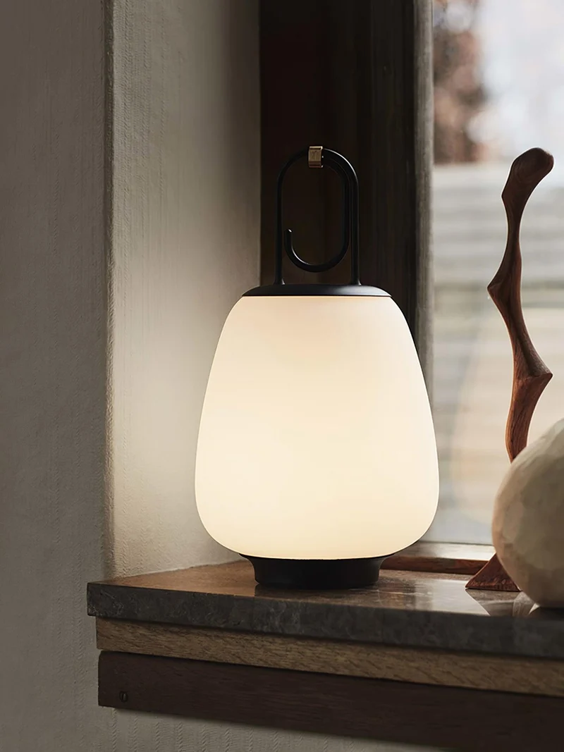 Bærbar Bordlampe med USB-opladning og Elegant Design