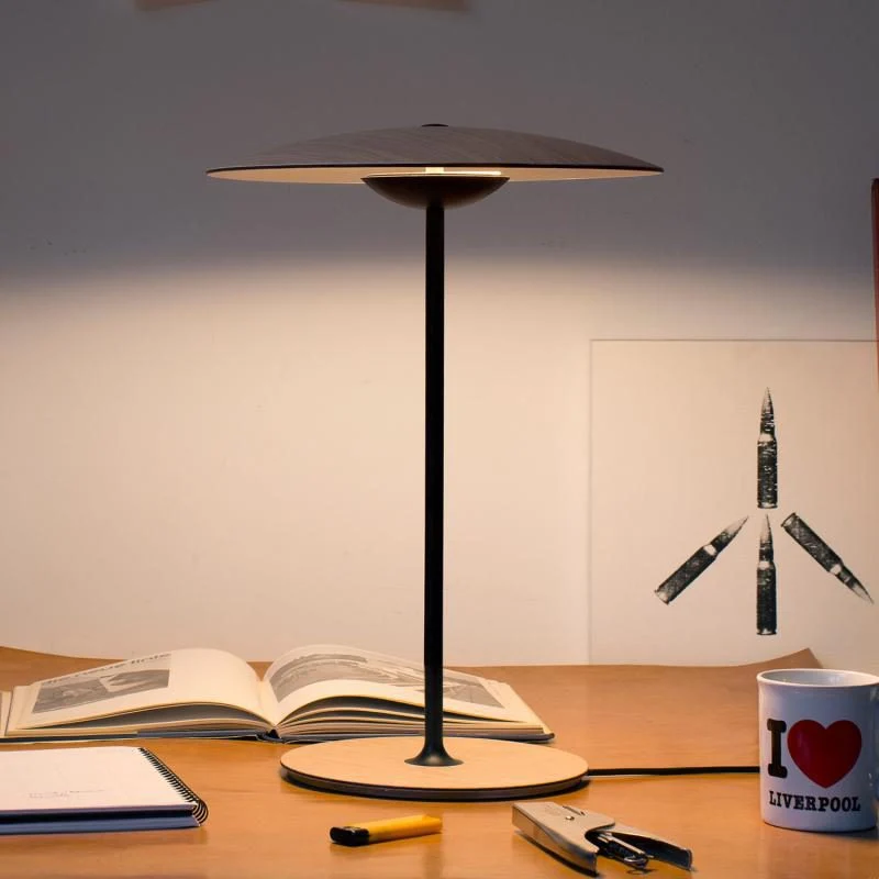 Stilfuld bordlampe med justerbar belysning