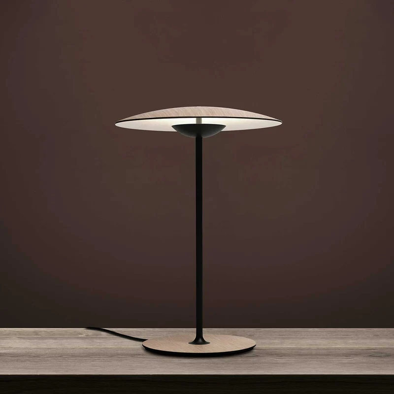 Stilfuld bordlampe med justerbar belysning