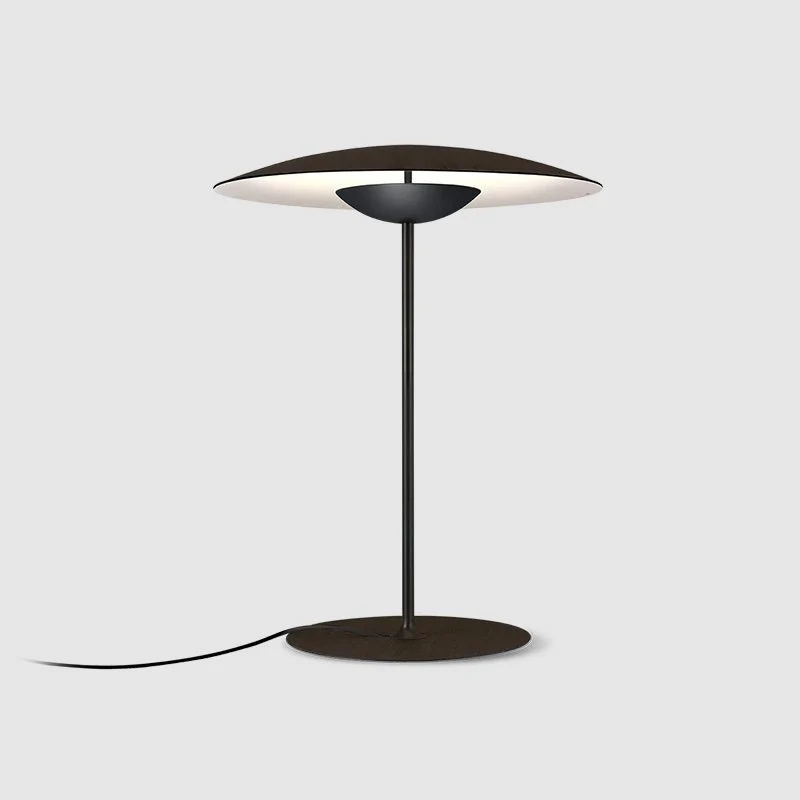 Stilfuld bordlampe med justerbar belysning
