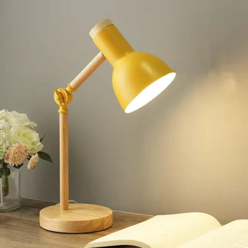 Stilfuld Natbordslampe med Behagelig Belysning i Trædesign