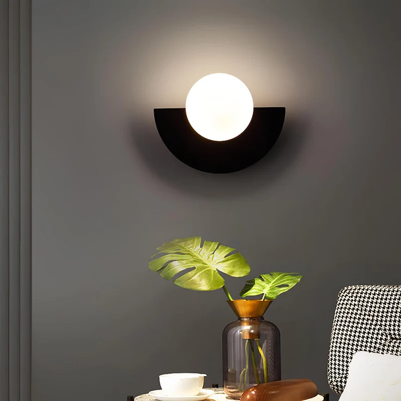 Elegant Halvmåne Væglampe i Sort med LED Lys