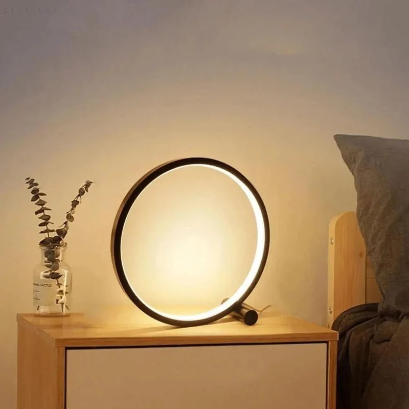 Minimalistisk LED Bordlampe med Berøringsstyring og Stil