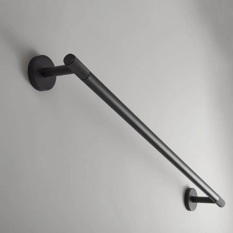 Elegant håndklædeholder i sort mat messing til badeværelset
