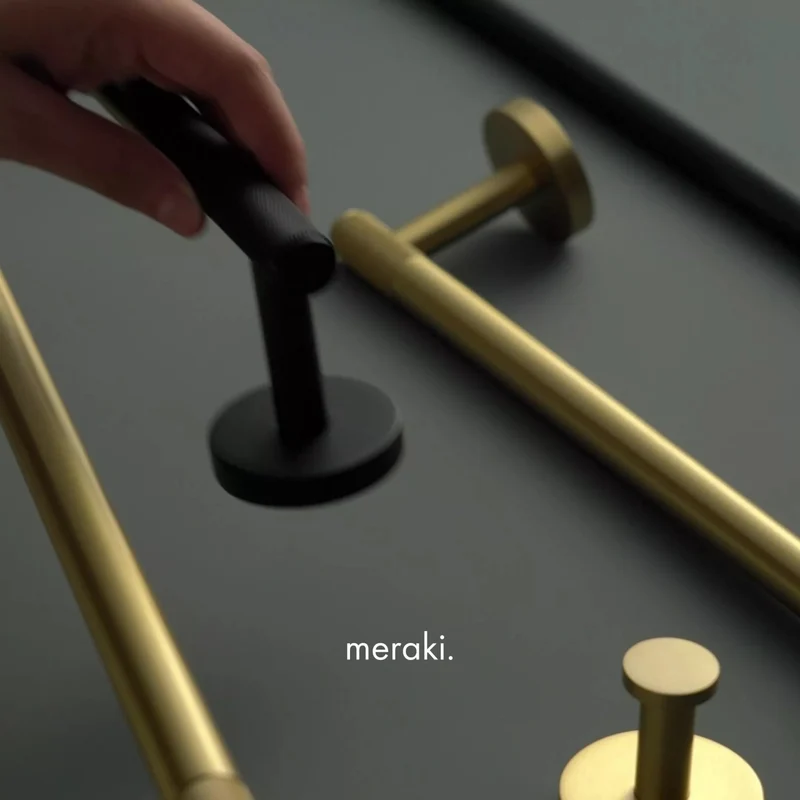 Elegant håndklædeholder i sort mat messing til badeværelset