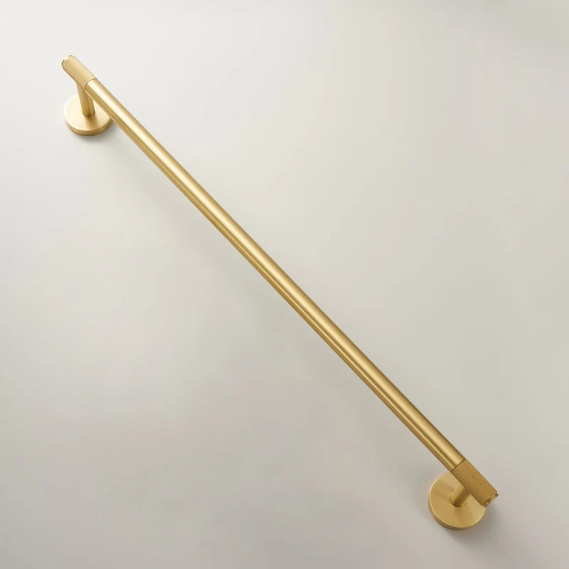 Elegant håndklædeholder i sort mat messing til badeværelset