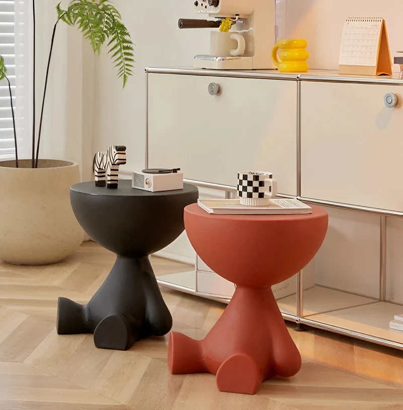 Elegant Rundt Sidebord i Creme med Multifunktionelt Design