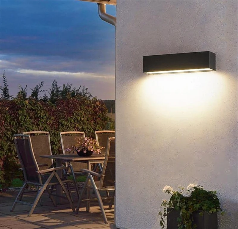 Elegant Udendørs Væglampe med LED - Vandtæt og Energisparende