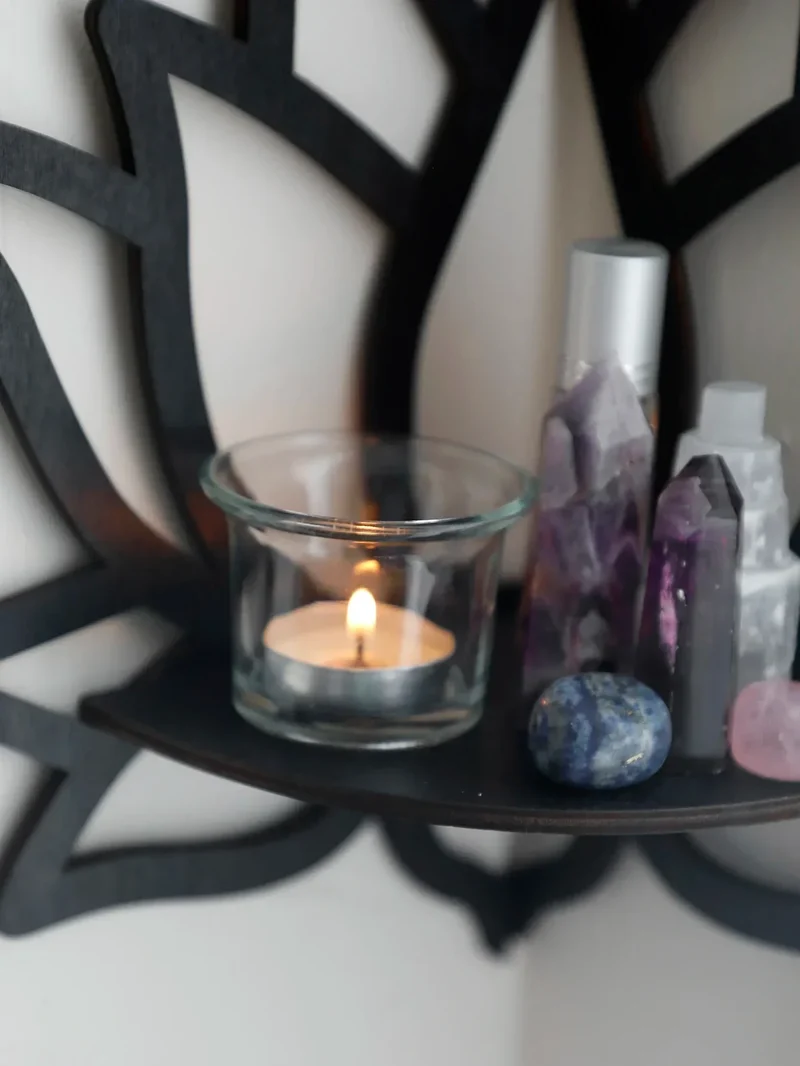 LotusKristal Hjørne – Trædesign med Spirituel Harmoni 23x29 cm