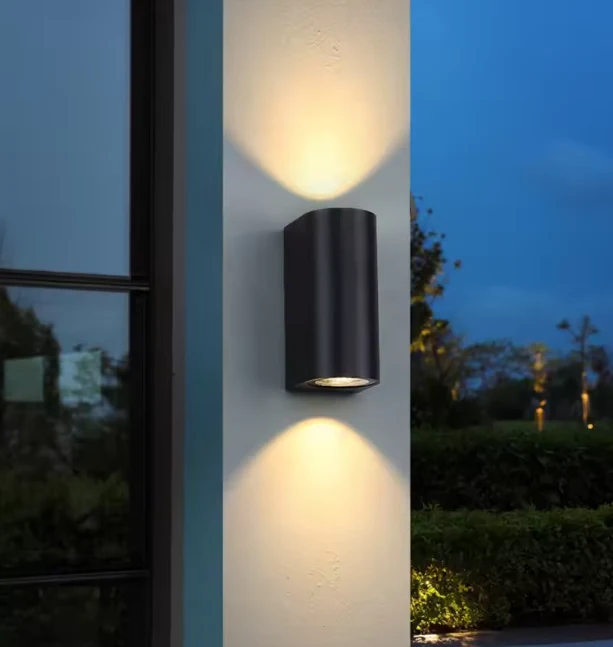 Elegant LED-væglampe til indendørs og udendørs brug, IP65