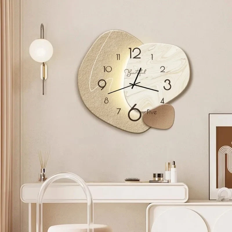 Elegant Vægur med Stilfuldt Design for Moderne Indretning