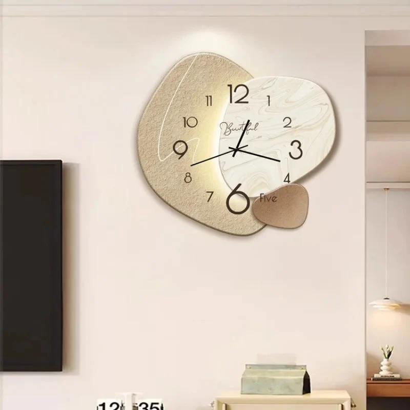 Elegant Vægur med Stilfuldt Design for Moderne Indretning