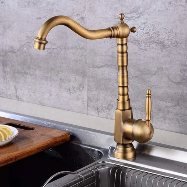 Elegant Køkkenarmatur i Antik Messing, Drejelig Svanehals