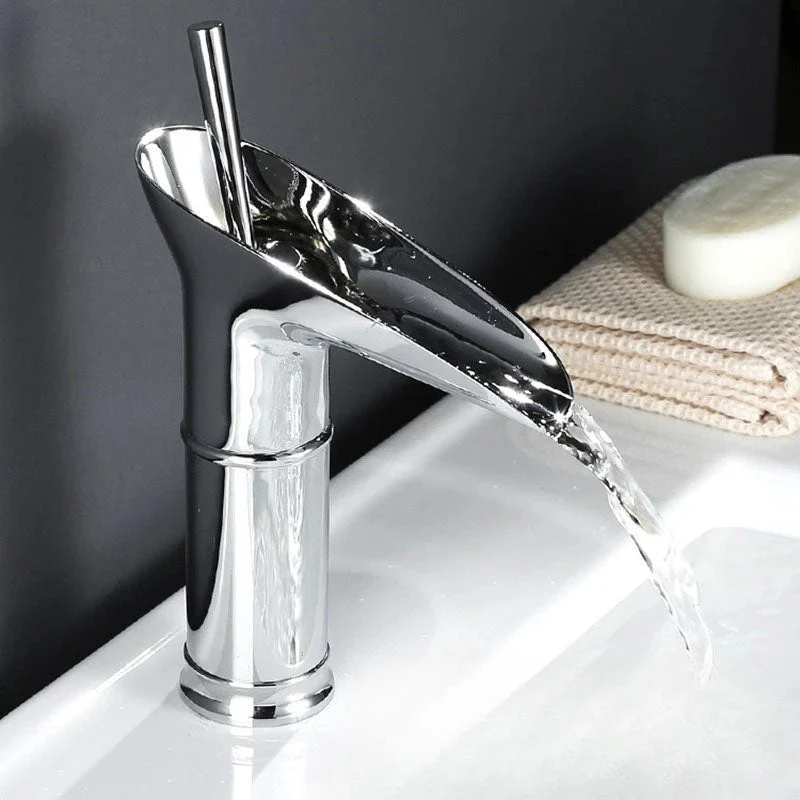 Vintage Vandhane i Messing – Tidløs Elegance til Hjemmet