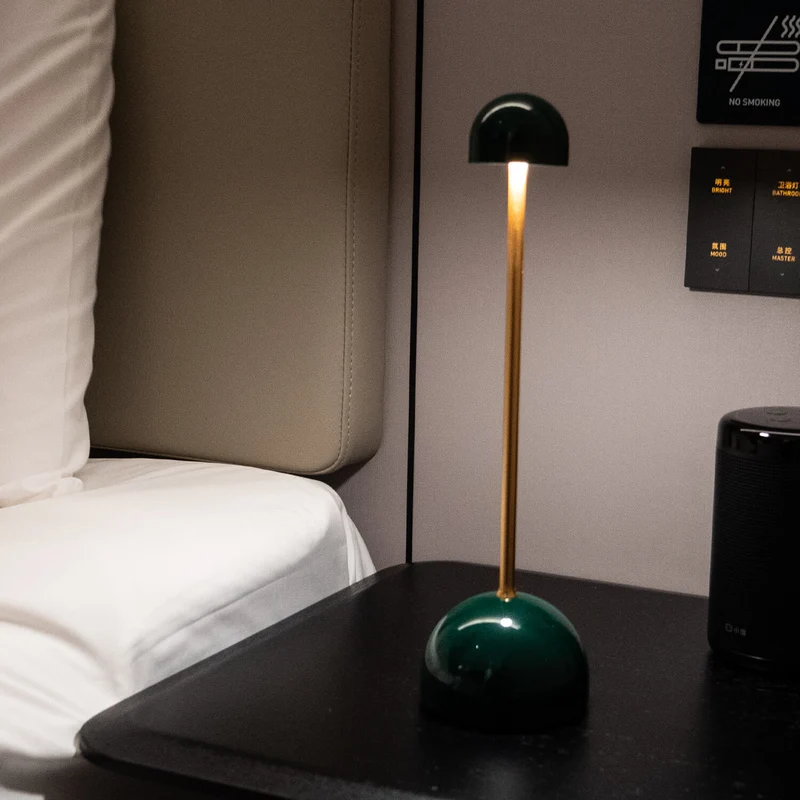 Bærbar LED Lampe med Lang Batteritid og Stilrent Design