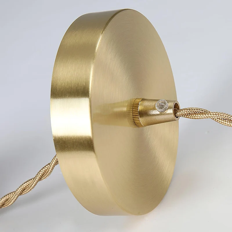 Elegant Retro Hængelampe med Varme Nuancer og Tidløst Design