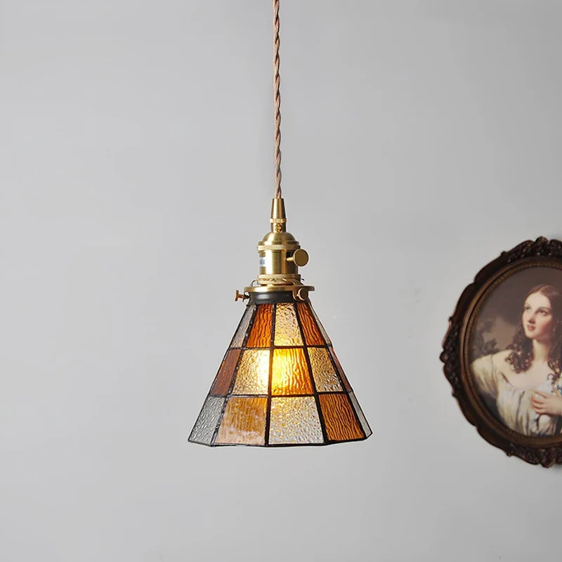 Elegant Retro Hængelampe med Varme Nuancer og Tidløst Design