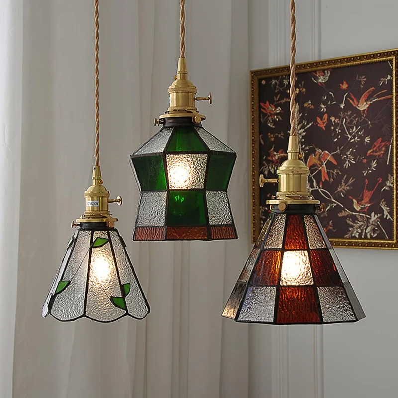 Elegant Retro Hængelampe med Varme Nuancer og Tidløst Design