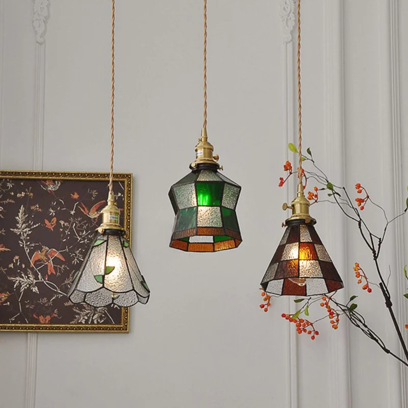 Elegant Retro Hængelampe med Varme Nuancer og Tidløst Design