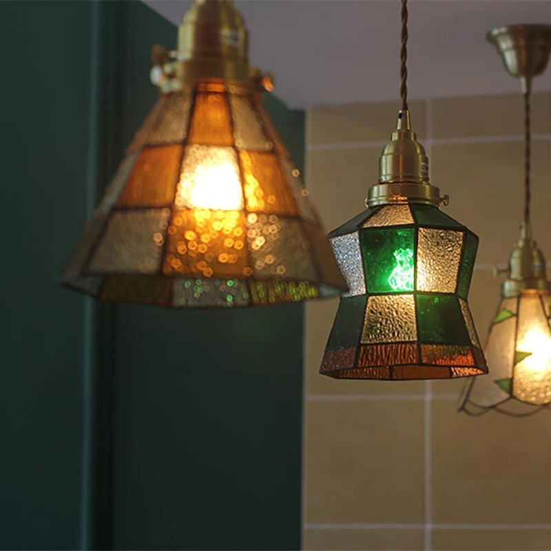 Elegant Retro Hængelampe med Varme Nuancer og Tidløst Design