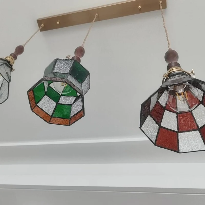 Elegant Retro Hængelampe med Varme Nuancer og Tidløst Design