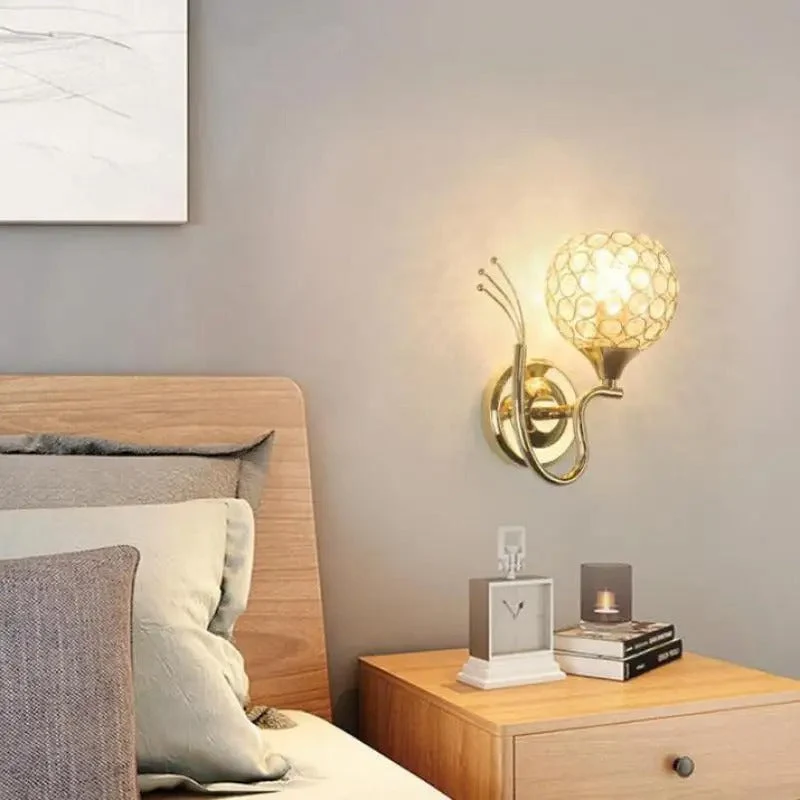 Elegant LED-væglampe med krystalrefleksioner