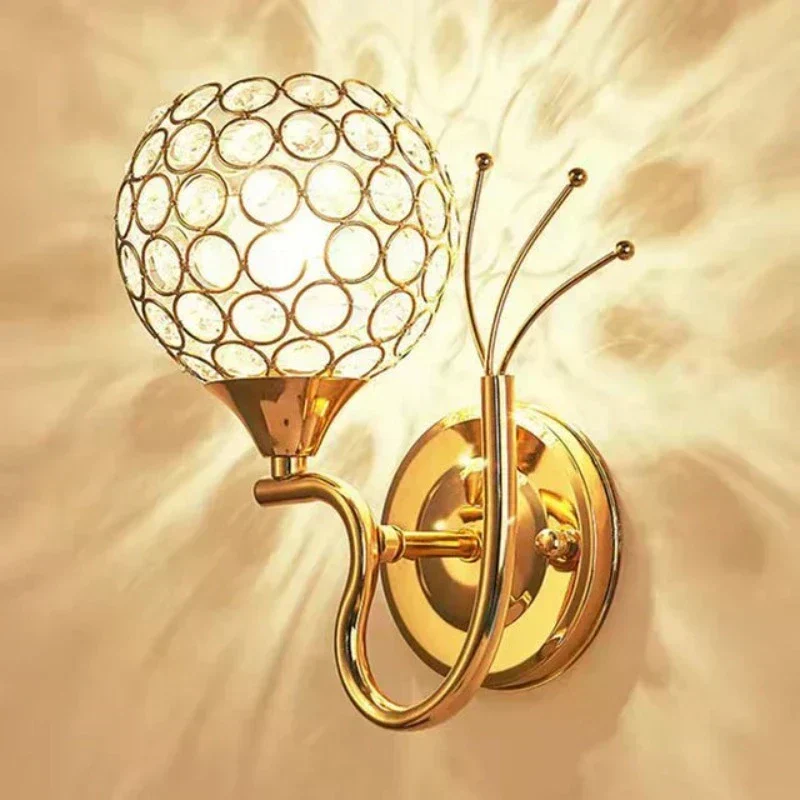 Elegant LED-væglampe med krystalrefleksioner
