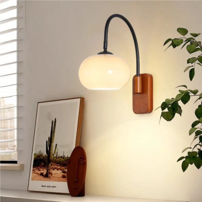 Drejelig Væglampe i Bauhaus Stil med Ravfarvet Glas