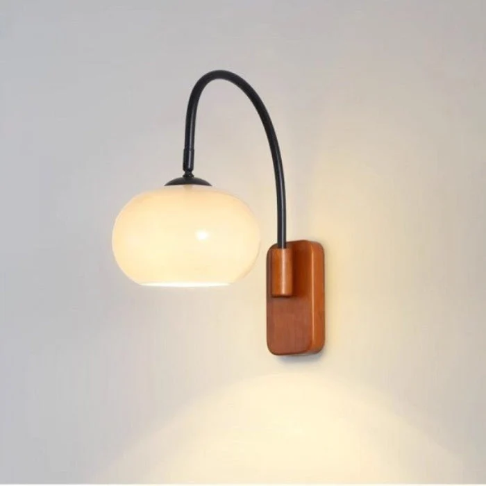 Drejelig Væglampe i Bauhaus Stil med Ravfarvet Glas