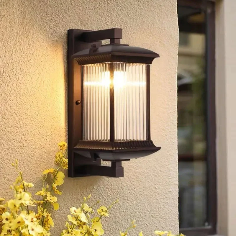 Elegant udendørs væglampe i vejrbestandigt aluminium og glas
