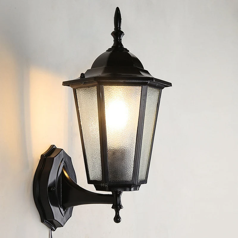 Vintage Udendørs Væglampe i Glas og Metal – Klassisk Stil