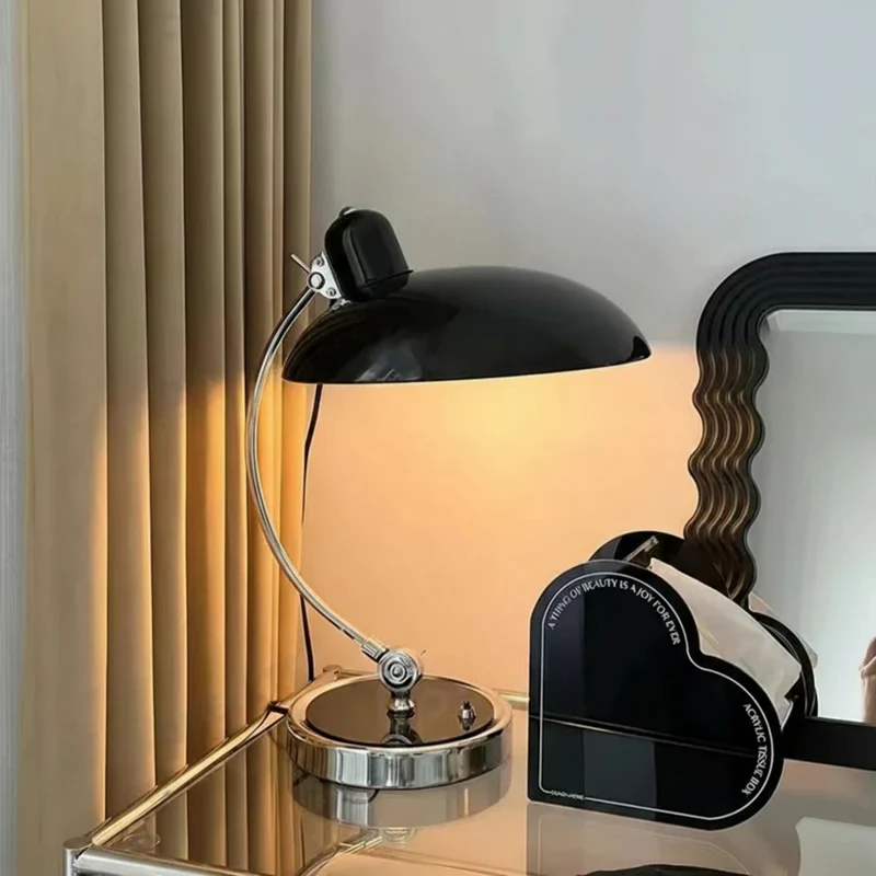 Elegant Eisenbordlampe med Skandinavisk Design og Funktionalitet