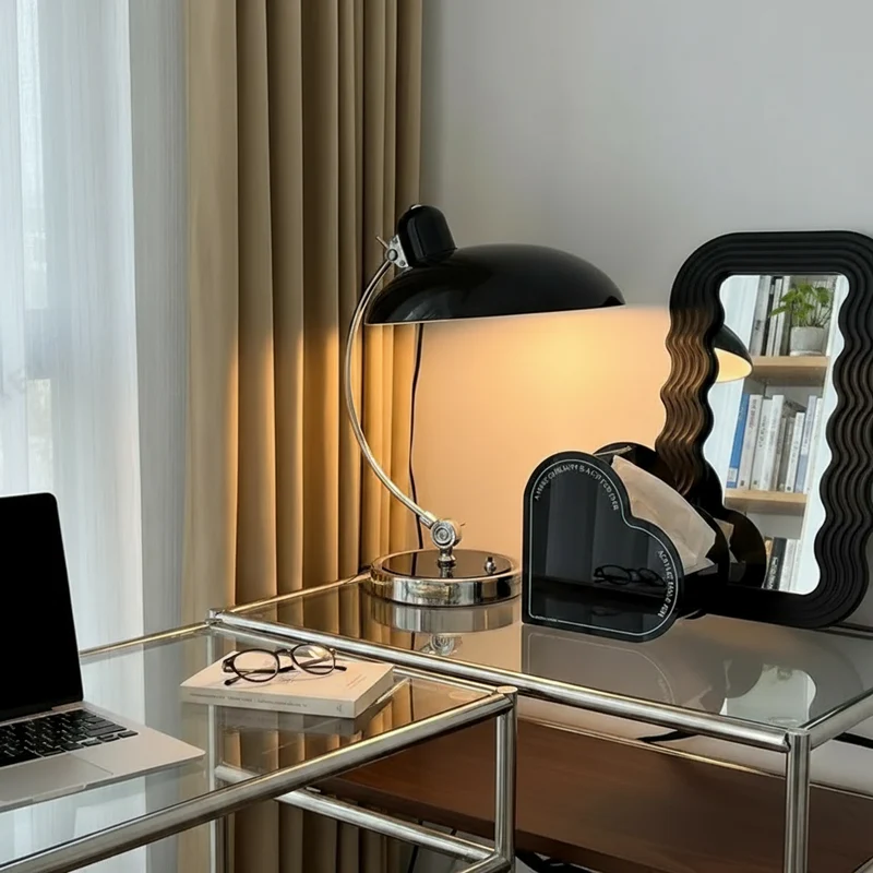 Elegant Eisenbordlampe med Skandinavisk Design og Funktionalitet