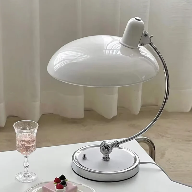 Elegant Eisenbordlampe med Skandinavisk Design og Funktionalitet
