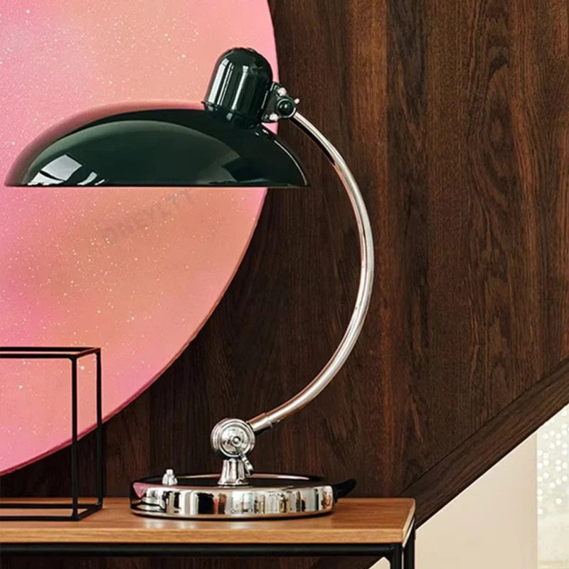 Elegant Eisenbordlampe med Skandinavisk Design og Funktionalitet