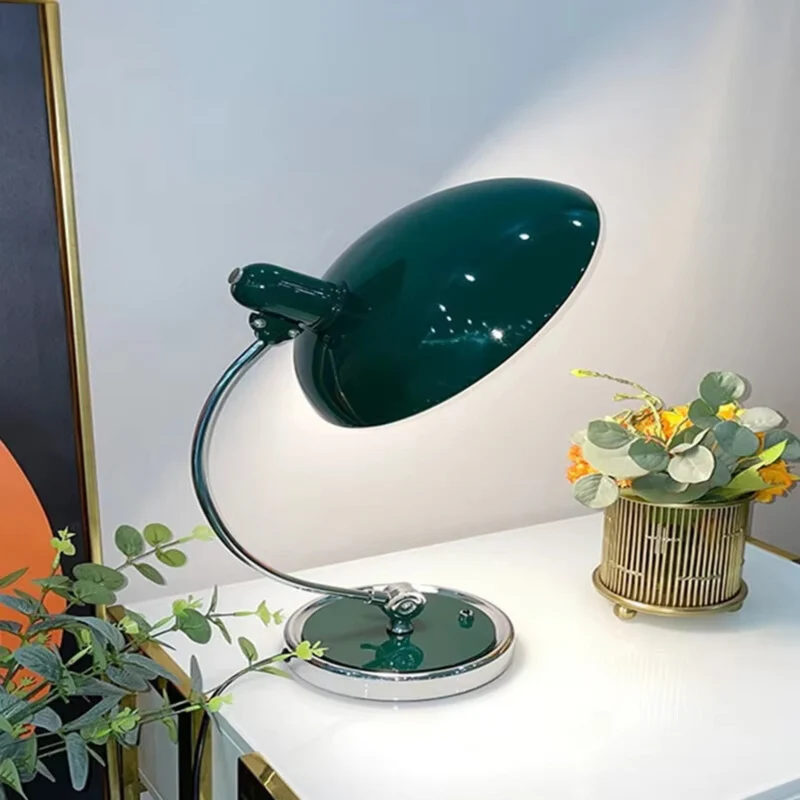Elegant Eisenbordlampe med Skandinavisk Design og Funktionalitet