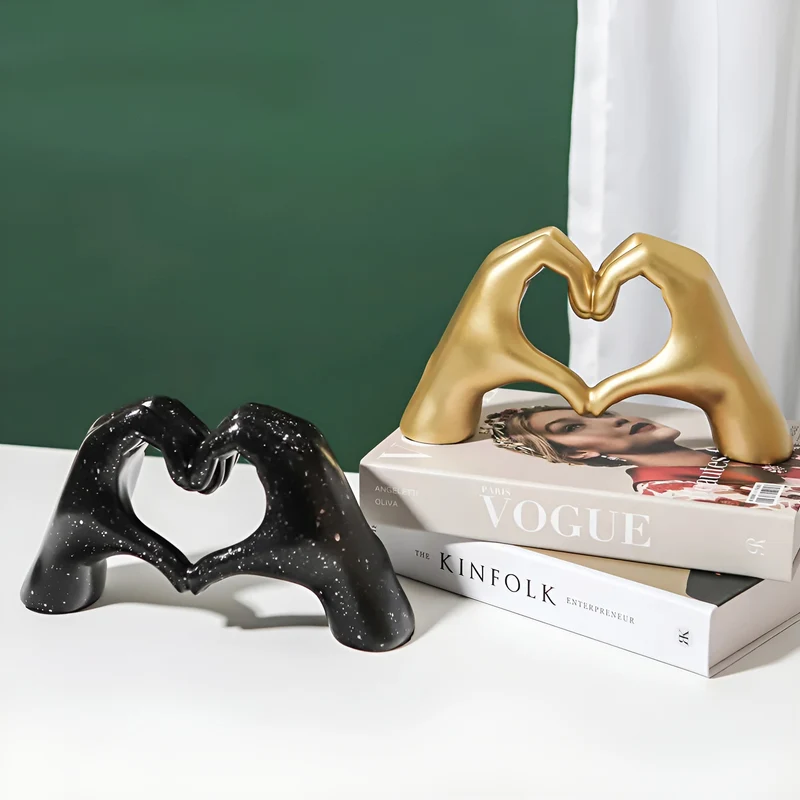 Moderne Håndskulptur – Evig Kærlighed i Elegant Design