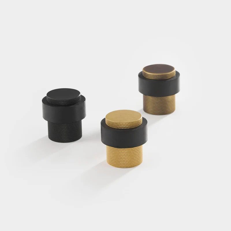 Elegant Dørstopper i Massivt Messing - Støjdæmpende Design