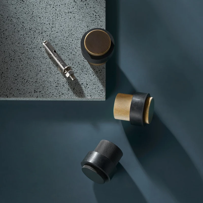 Elegant Dørstopper i Massivt Messing - Støjdæmpende Design