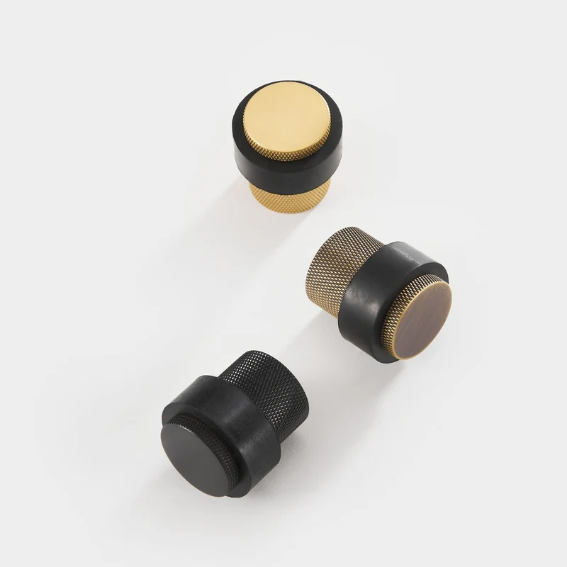 Elegant Dørstopper i Massivt Messing - Støjdæmpende Design