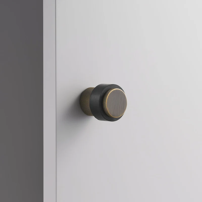 Elegant Dørstopper i Massivt Messing - Støjdæmpende Design