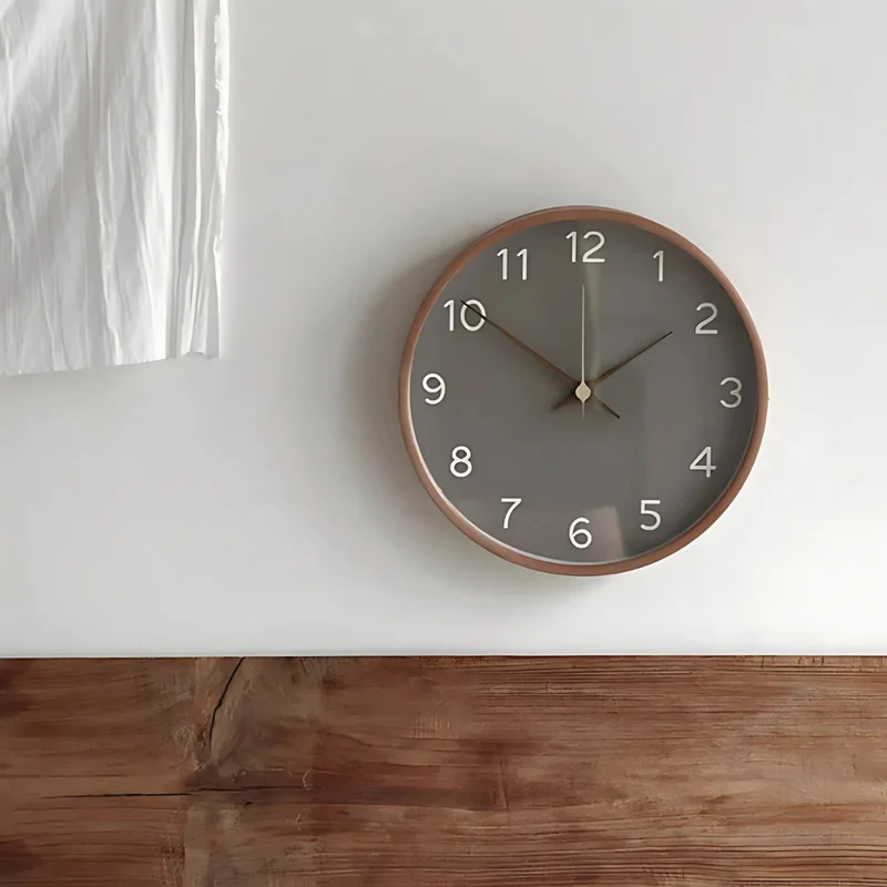 Stilren Vægur i Træ - Støjsvag og Minimalistisk Design 30 cm