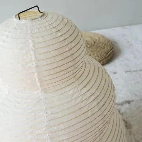 Elegant Gulvlampe i Rejspapir med Beroligende Atmosfære