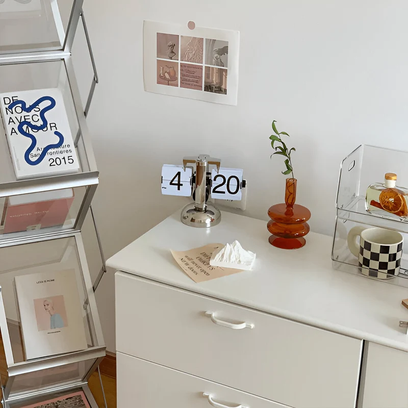 Stilren Flip-Ur med Automatisk Bladring og Retro Design