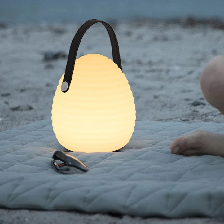 Elegant LED Udendørslampe med Farverigt Lys til Haven
