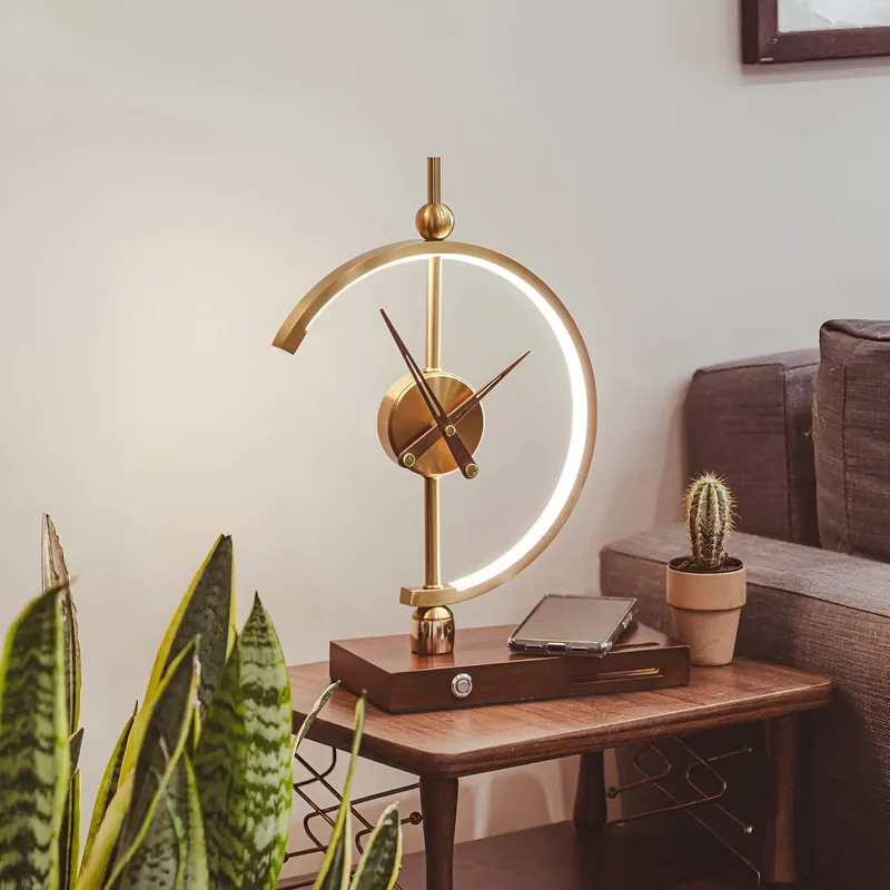 Elegant LED Bordlampe med Ur og Trådløs Opladerfunktion