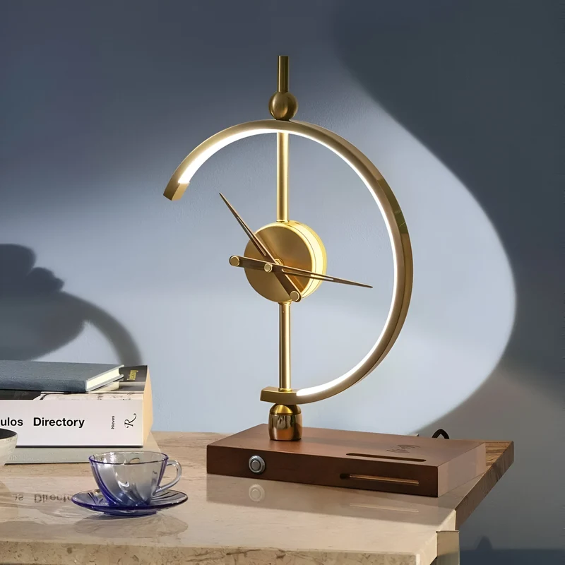 Elegant LED Bordlampe med Ur og Trådløs Opladerfunktion