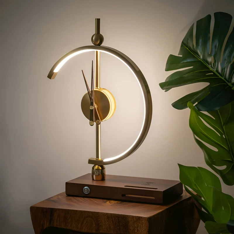 Elegant LED Bordlampe med Ur og Trådløs Opladerfunktion