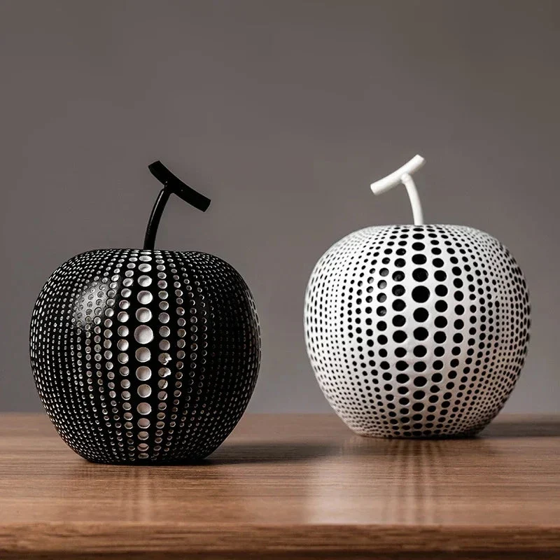 Elegant Æbleskulptur med Sort-Hvide Prikker – Nordisk Design